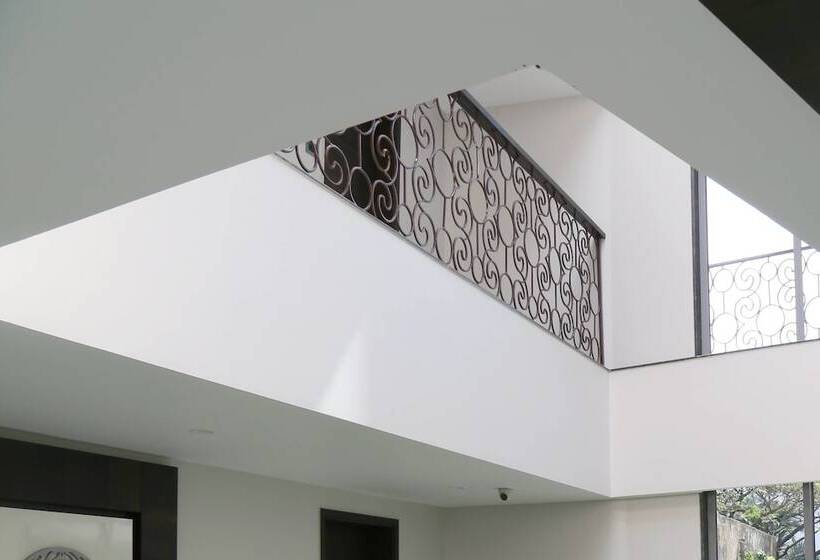 Hotel The Flora Grand