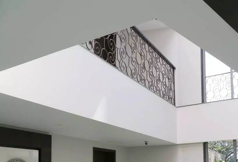 Hotelli The Flora Grand