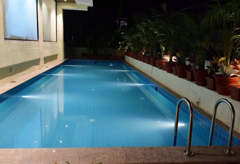 Hotel The Flora Grand