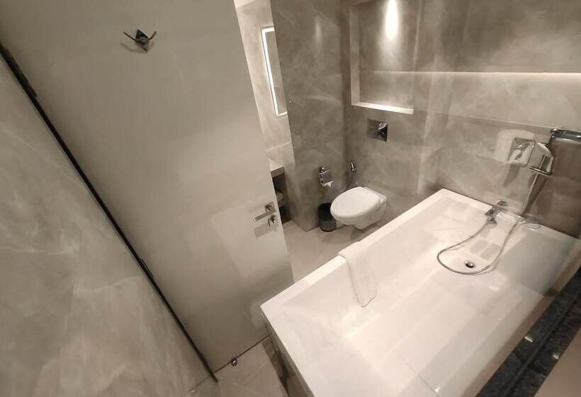 Hotel The Flora Grand