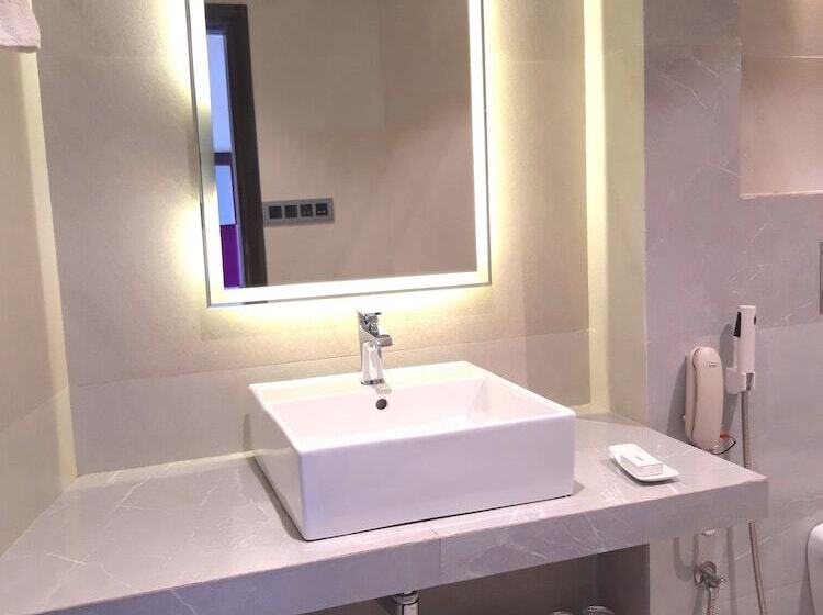 Hotel The Flora Grand