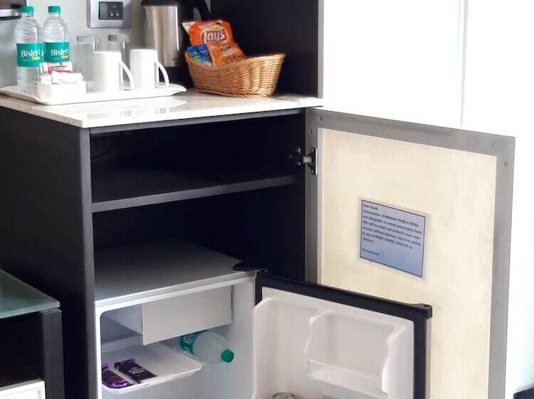 Hotel The Flora Grand