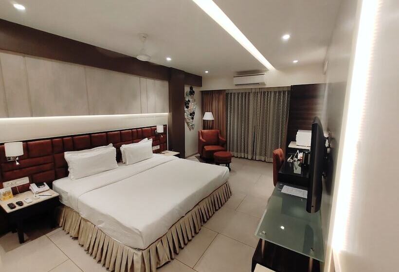 Hotel The Flora Grand