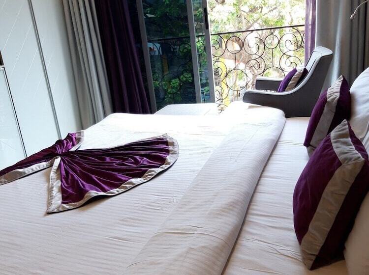 Hotel The Flora Grand