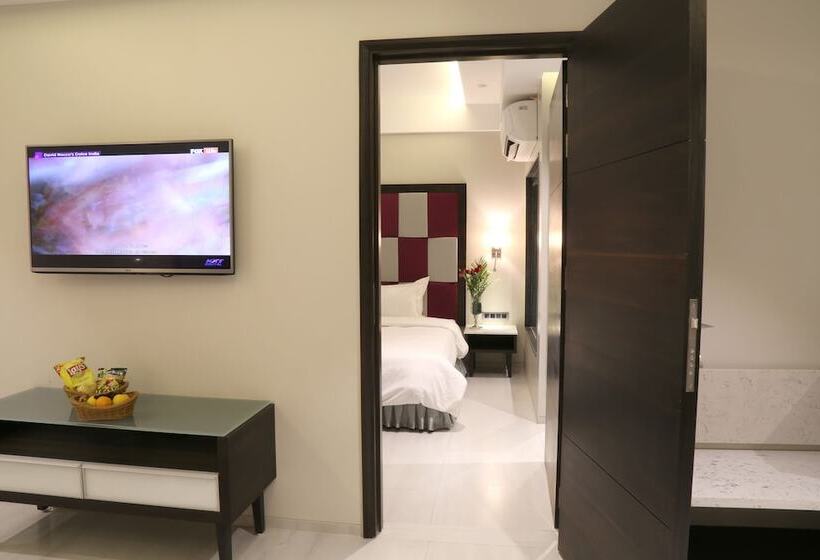 Hotel The Flora Grand