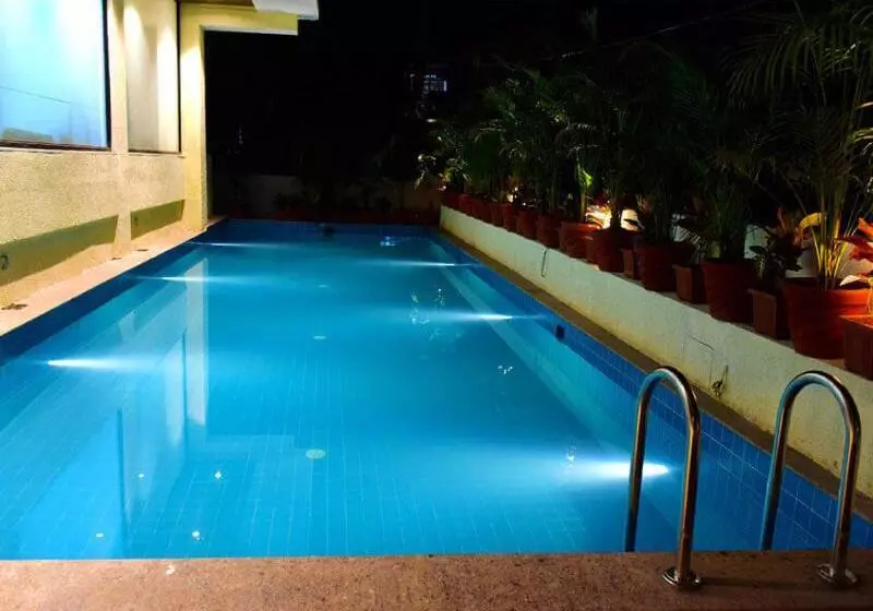 Hotelli The Flora Grand