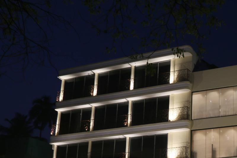 Hotel The Flora Grand