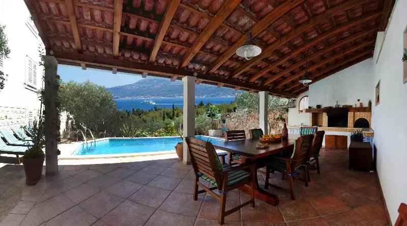 هتل Villa Lukrecia