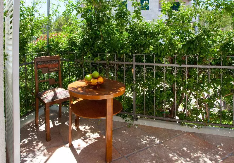 هتل Villa Lukrecia