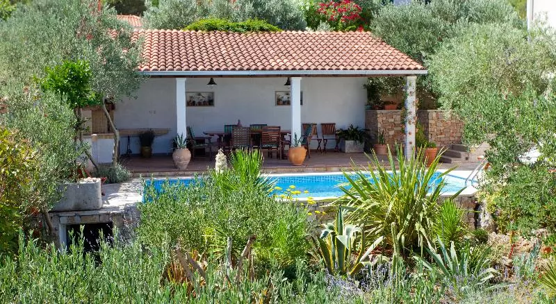 هتل Villa Lukrecia