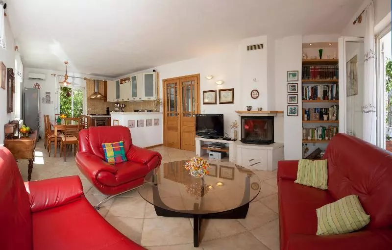 هتل Villa Lukrecia