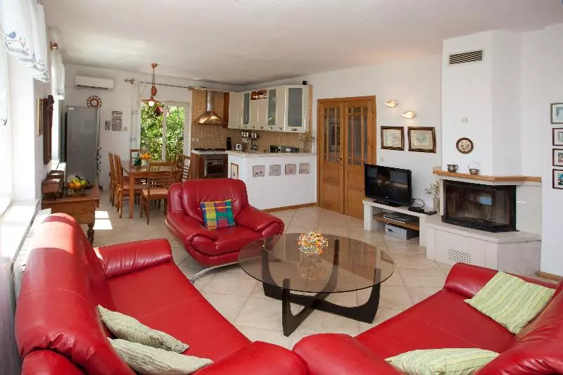 هتل Villa Lukrecia