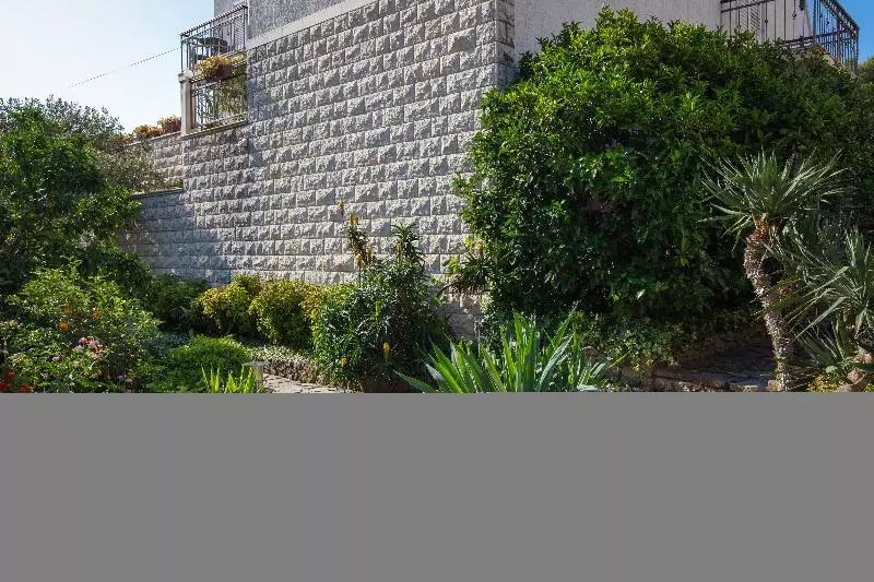 هتل Villa Lukrecia