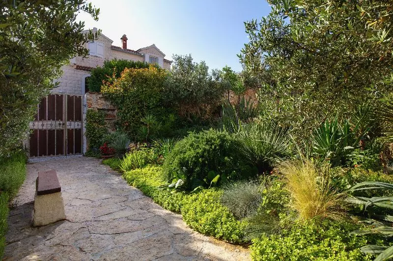 هتل Villa Lukrecia