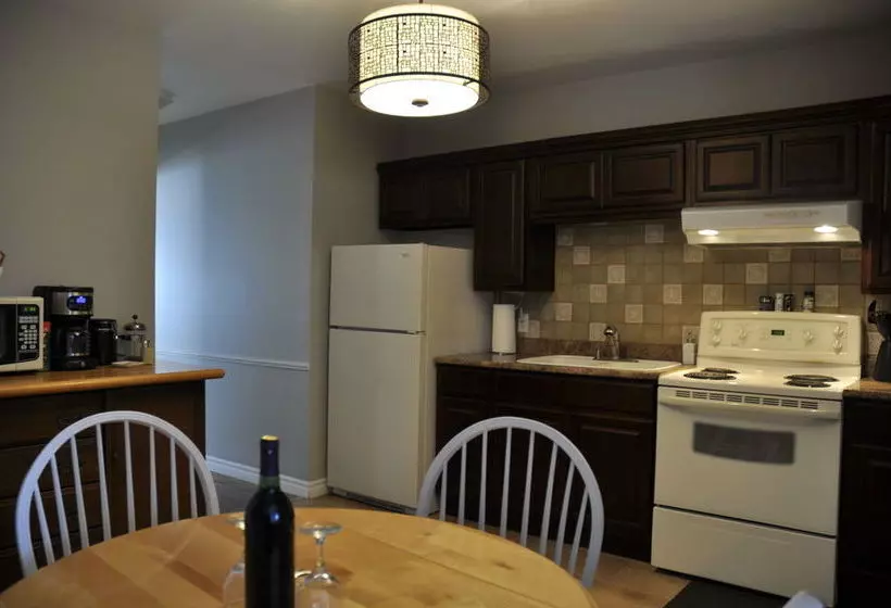 Hotelli Moncton Suites - 267 Universite Ave