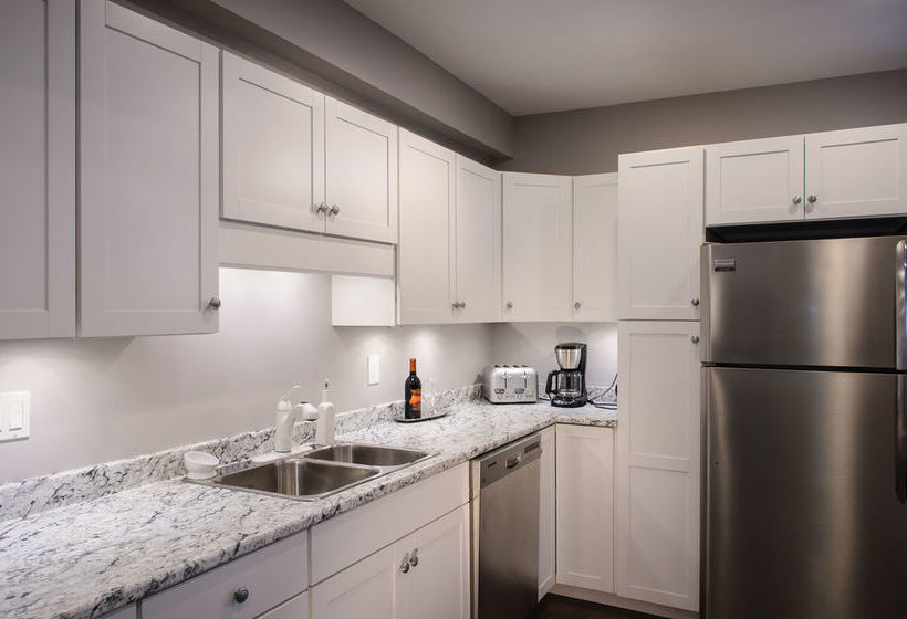 Hotel Moncton Suites - 267 Universite Ave