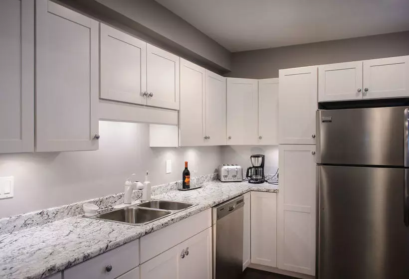 Hotelli Moncton Suites - 267 Universite Ave