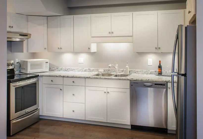 Hotelli Moncton Suites - 267 Universite Ave