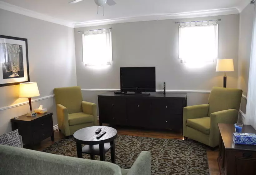 Hotelli Moncton Suites - 267 Universite Ave