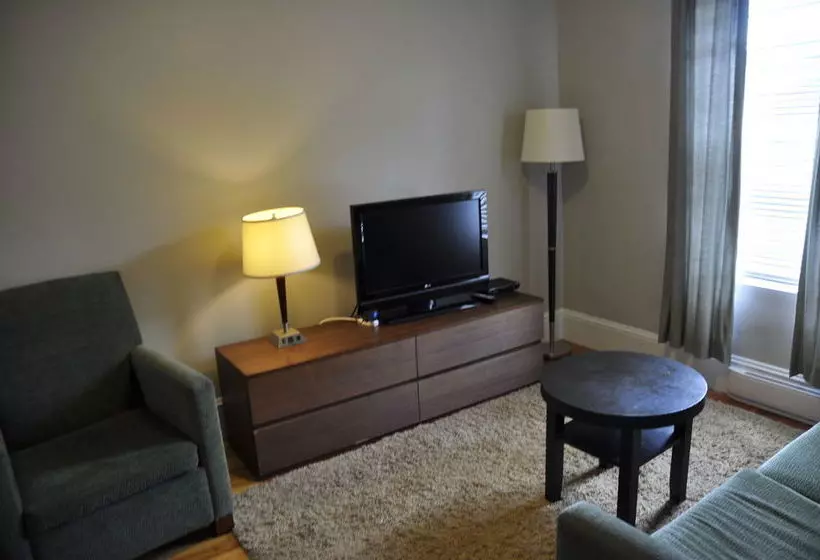 Hotelli Moncton Suites - 267 Universite Ave