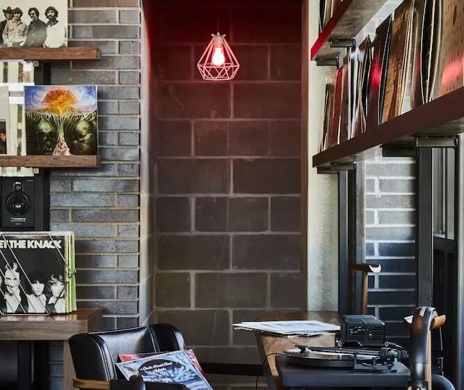 هتل Moxy Minneapolis Uptown