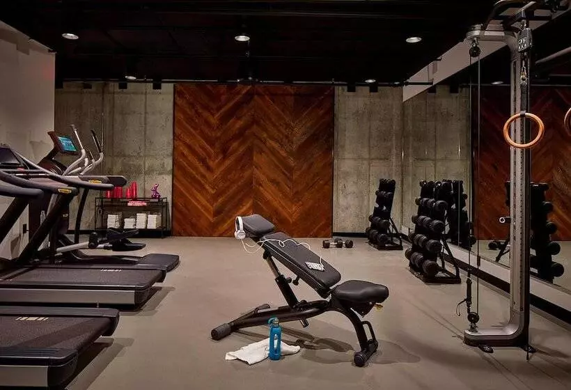 هتل Moxy Minneapolis Uptown