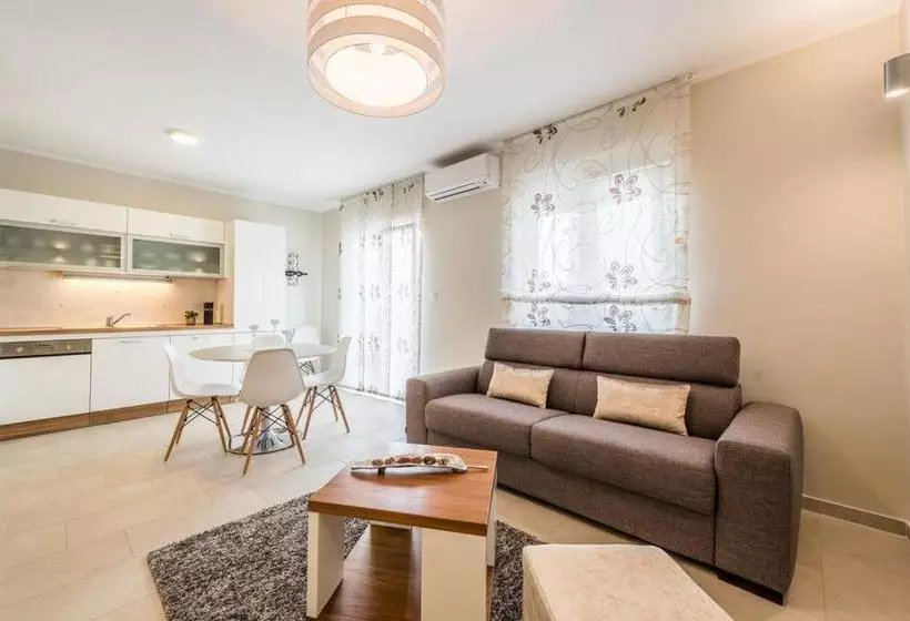 هتل Apartments Villa Karla