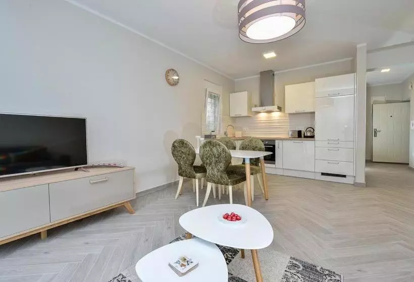 هتل Apartments Villa Karla