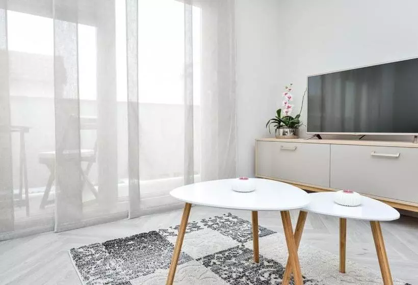 هتل Apartments Villa Karla