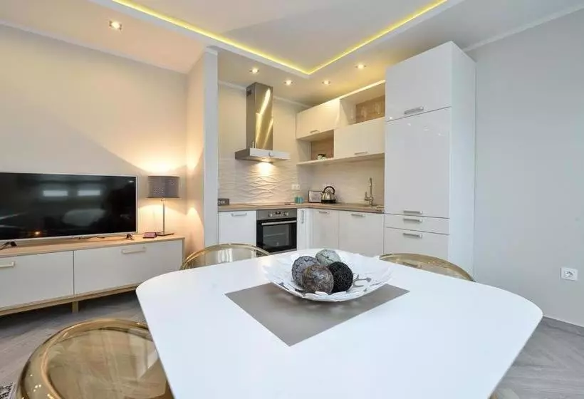 هتل Apartments Villa Karla