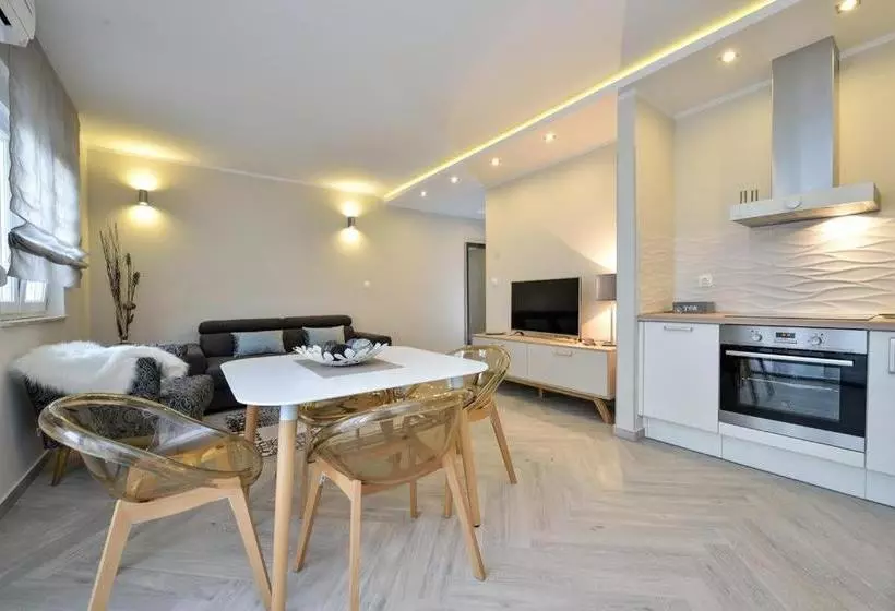 هتل Apartments Villa Karla