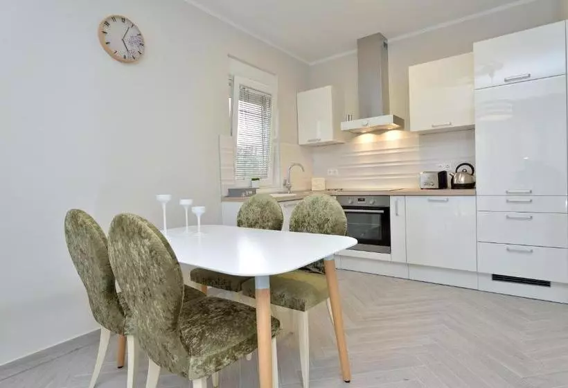 هتل Apartments Villa Karla