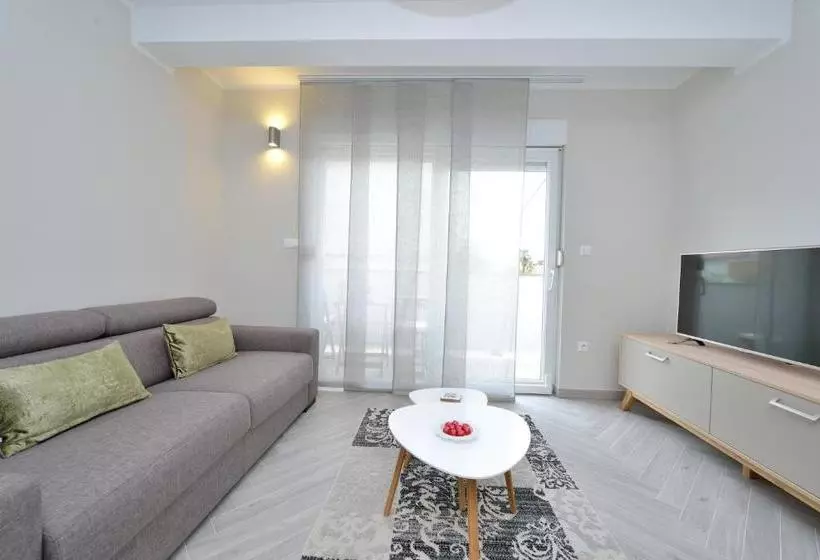 هتل Apartments Villa Karla