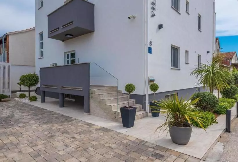 هتل Apartments Villa Karla