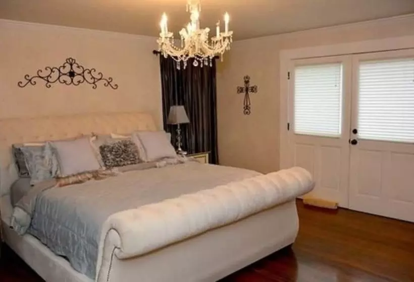 هتل Charming B&b