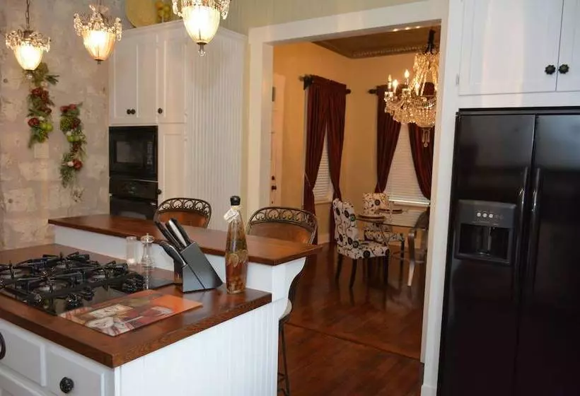 هتل Charming B&b
