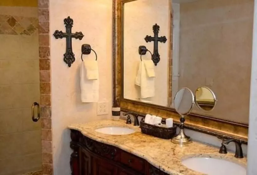 هتل Charming B&b