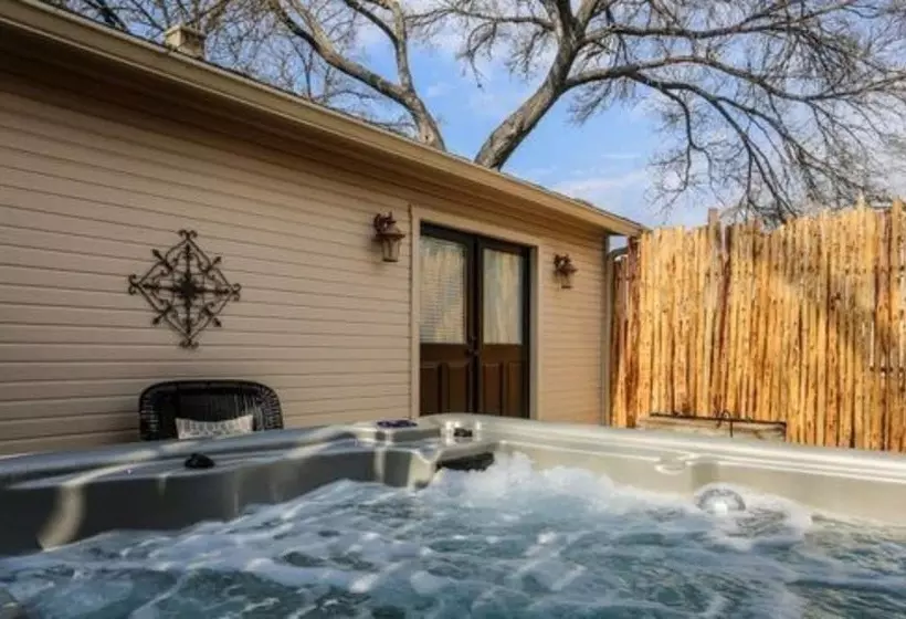 هتل Charming B&b
