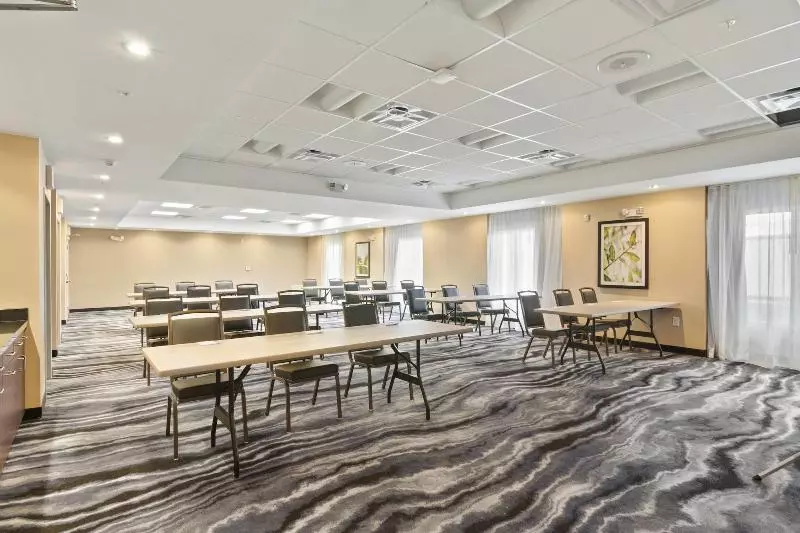 هتل Fairfield Inn & Suites By Marriott St Petersburg North
