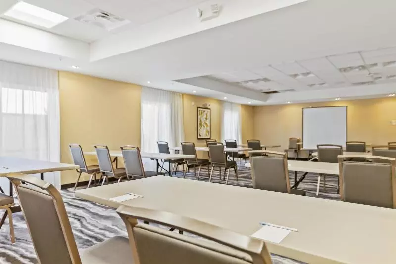 هتل Fairfield Inn & Suites By Marriott St Petersburg North