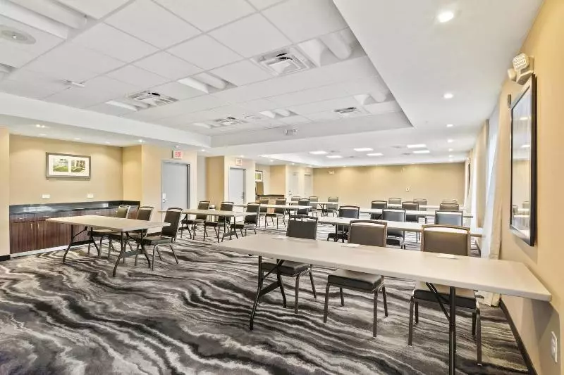 هتل Fairfield Inn & Suites By Marriott St Petersburg North