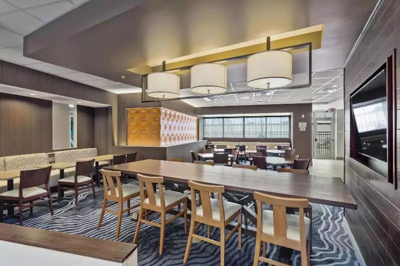 هتل Fairfield Inn & Suites By Marriott St Petersburg North