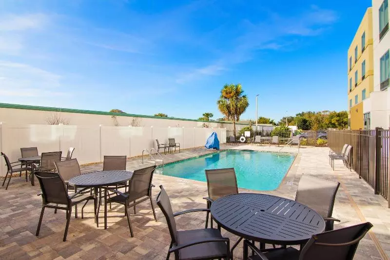 هتل Fairfield Inn & Suites By Marriott St Petersburg North