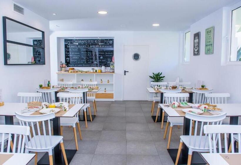 هتل Hostal La Isla