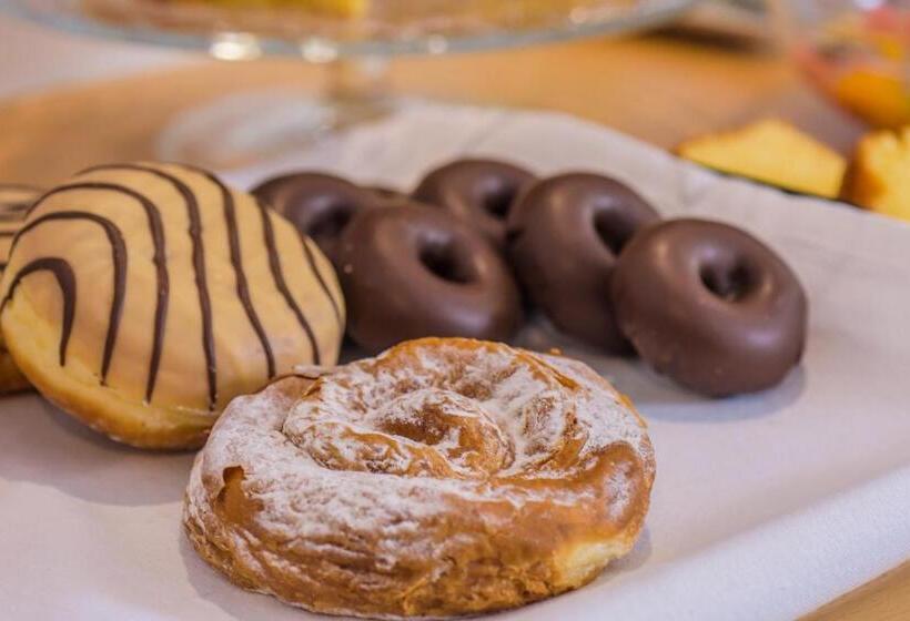 هتل Hostal La Isla