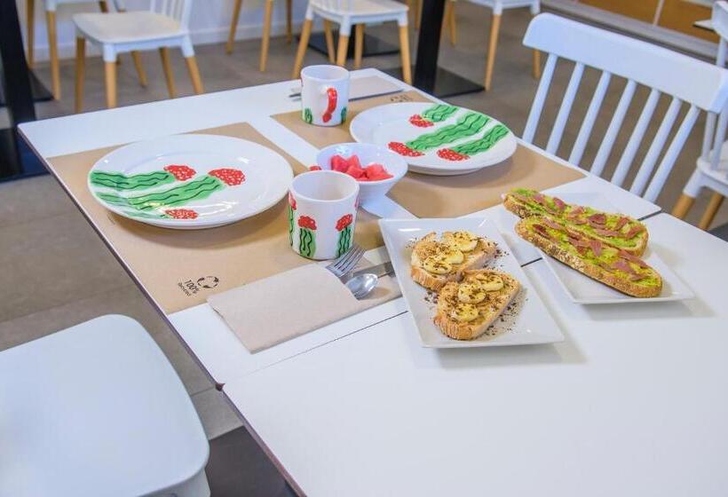 هتل Hostal La Isla