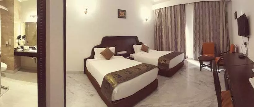 هتل Golden Tulip Khajuraho