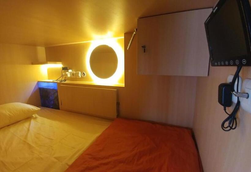 Hotel Inap At Capsule Hostel