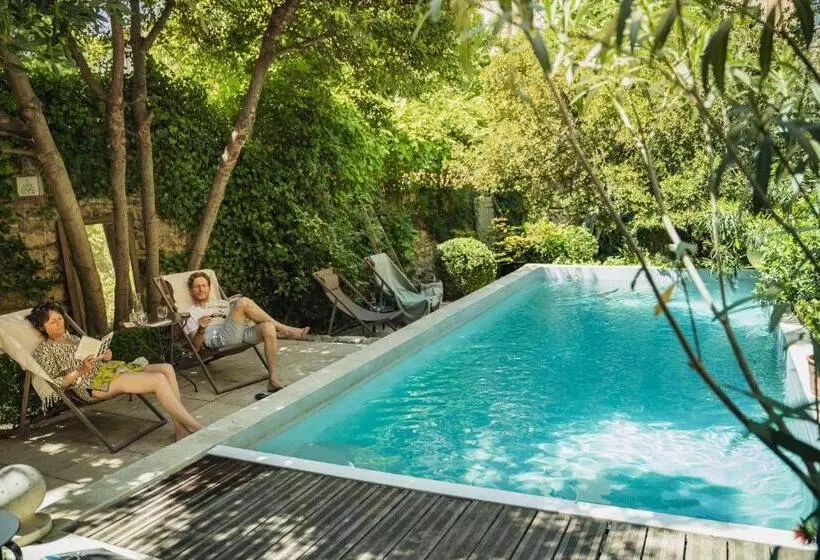 هتل Les Jardins De Baracane