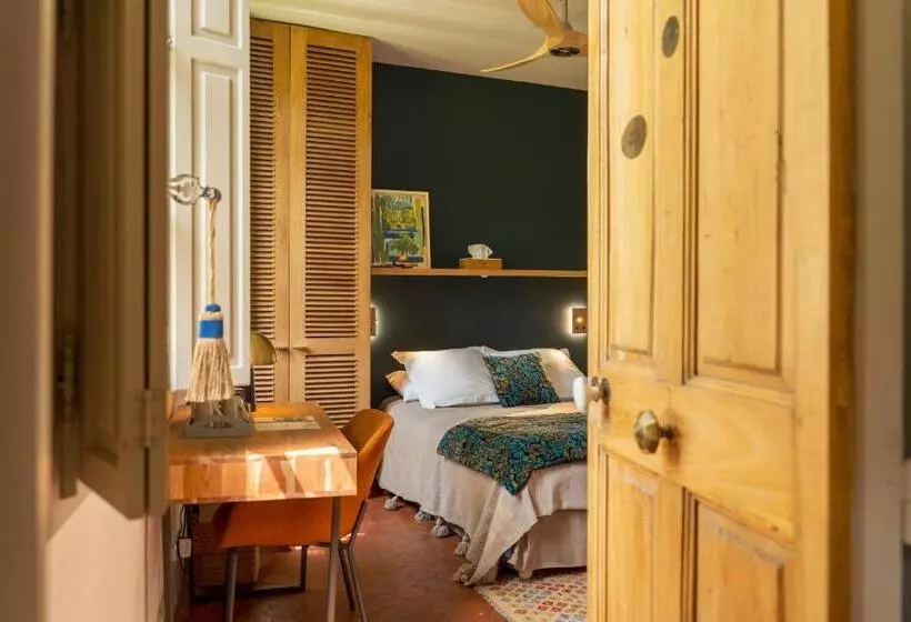 هتل Les Jardins De Baracane